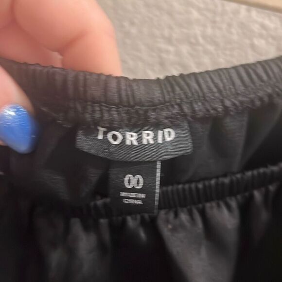 ✨Torrid Off Shoulder Ruffle Black Sz 00 Blouse✨ - Picture 9 of 11